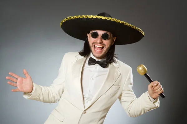 Person som bär sombrero hatt i roligt koncept — Stockfoto