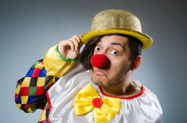 Grappige clown tegen donkere achtergrond — Stockfoto