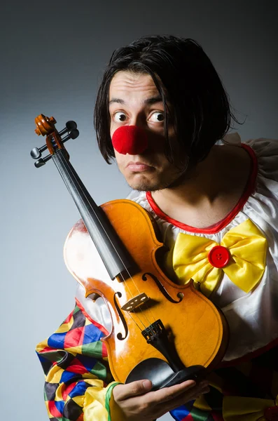 Grappige viool clown speler in muzikaal concept — Stockfoto