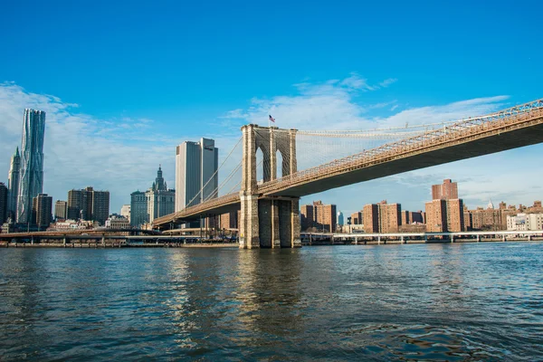 Brooklyn Bridge in New York an einem strahlenden Sommertag — Stockfoto