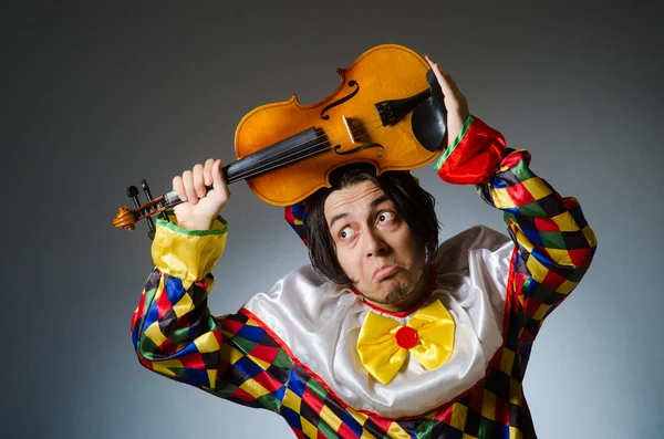 Joueur de clown de violon drôle dans le concept musical — Photo