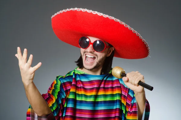 Man bär sombrero sjunga låten — Stockfoto