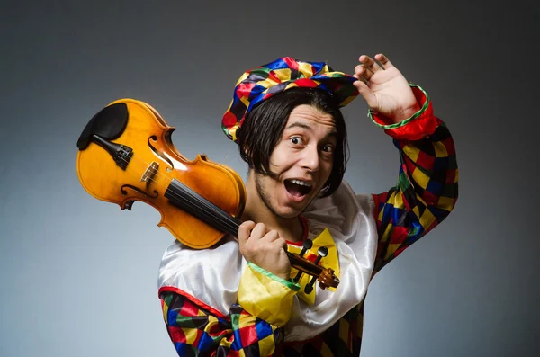 Joueur de clown de violon drôle dans le concept musical — Photo