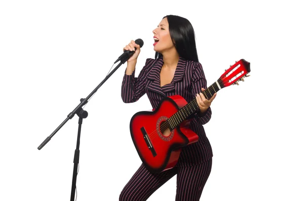 Kadın gitar çalıyor ve şarkı üzerinde beyaz izole — Stok fotoğraf