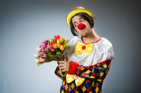 Clown con fiori di tulipano in concetto divertente — Foto Stock