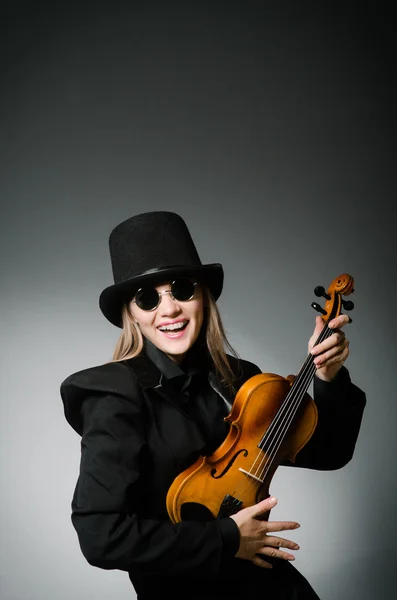 Femme jouant du violon classique dans le concept musical — Photo