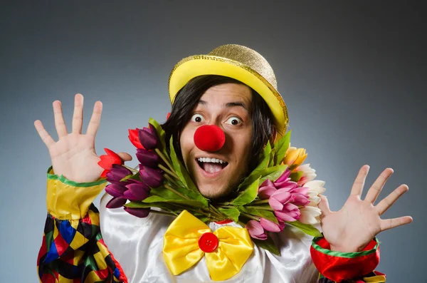 Clown med tulpan blommor i roligt koncept — Stockfoto
