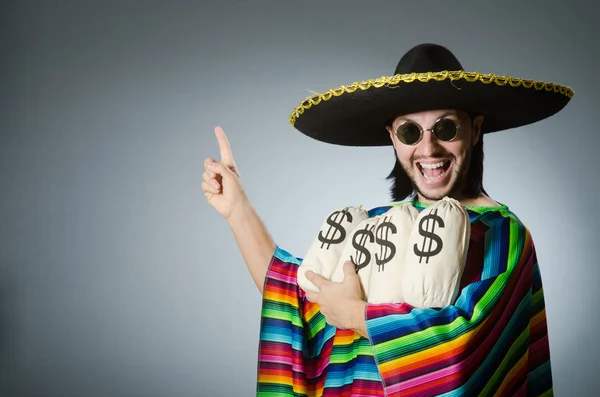 Mexicain homme avec des sacs d'argent — Photo