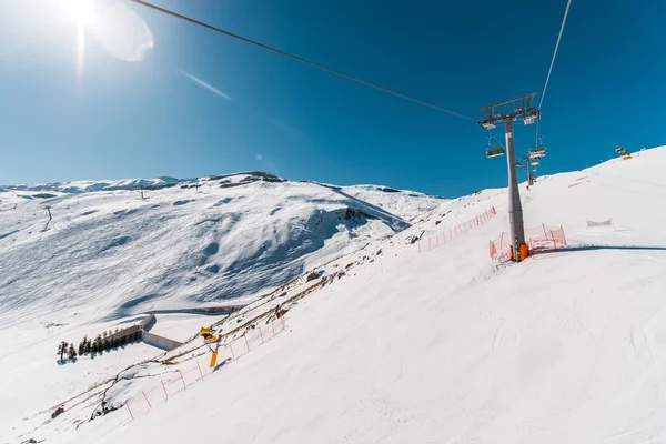 Ski levanta durações dia de inverno brilhante — Fotografia de Stock