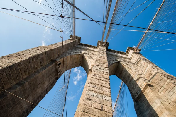 Brooklyn Bridge in New York an einem strahlenden Sommertag — Stockfoto