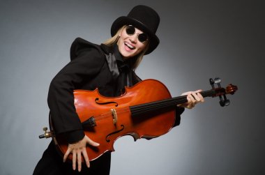 Müzik konsepti içinde klasik Çello çalan kadın