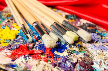 Palet ve fırçalı sanat konsepti