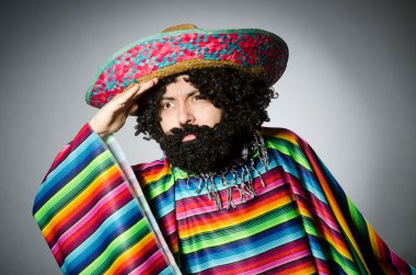 Şapka takan kişi komik bir konsept.