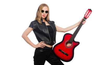 Genç kadın gitar çalan beyaz izole