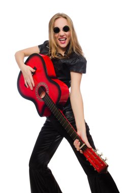 Genç kadın gitar çalan beyaz izole