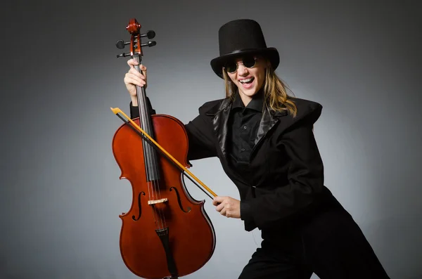 Frau spielt klassisches Cello im Musikkonzept — Stockfoto