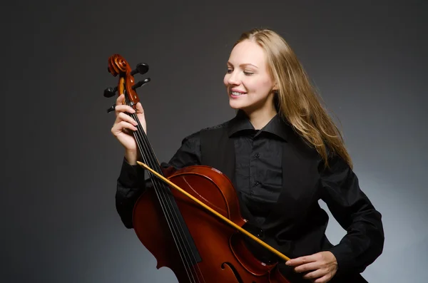 Mulher tocando violoncelo clássico no conceito de música — Fotografia de Stock