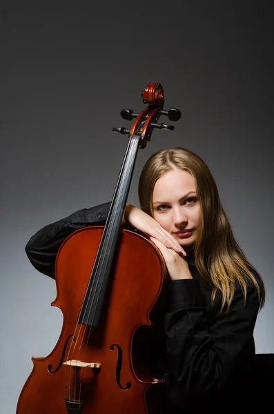 Donna che suona il violoncello classico nel concetto di musica — Foto Stock