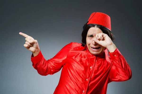 Homme portant un chapeau rouge fez — Photo