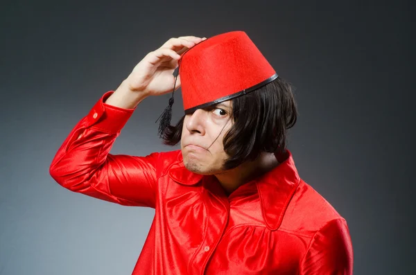 Άντρας με κόκκινο καπέλο φέσι — Φωτογραφία Αρχείου