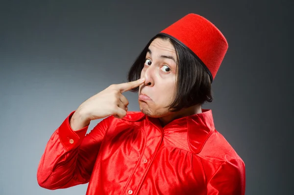 Homme portant un chapeau rouge fez — Photo