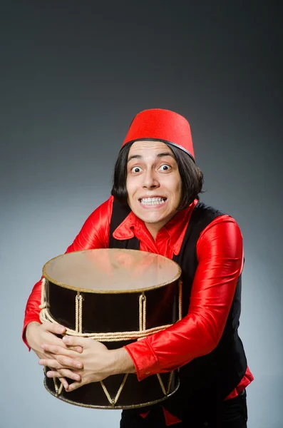 Homem usando chapéu vermelho fez — Fotografia de Stock