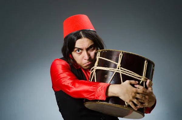 Homme portant un chapeau rouge fez — Photo