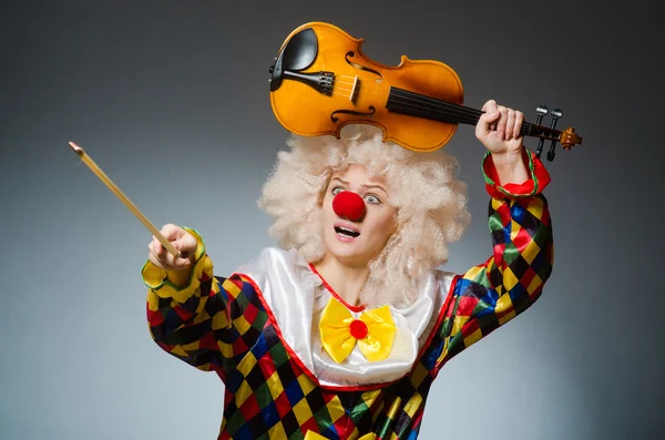 Clown in grappig concept op donkere achtergrond — Stockfoto