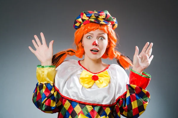 Clown in grappige concept op grijze achtergrond — Stockfoto