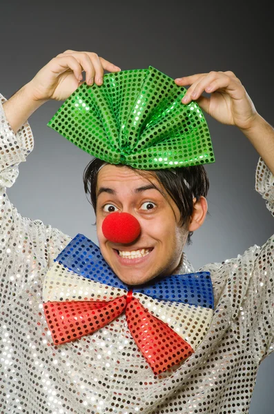 Lustiger Clown mit roter Nase — Stockfoto