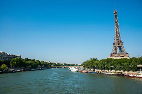 Eiffeltoren op heldere dag — Stockfoto