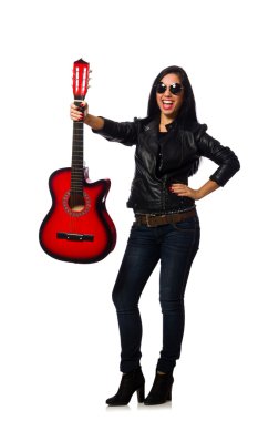 Beyaz tenli gitar çalan kadın