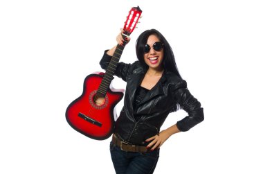 Beyaz tenli gitar çalan kadın