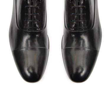 Erkek ayakkabısının ucu beyaza izole edilmiş.