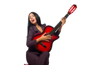 Kadın gitarist beyaz üzerine izole