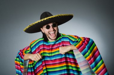 Komik Meksika giyen fötr şapka