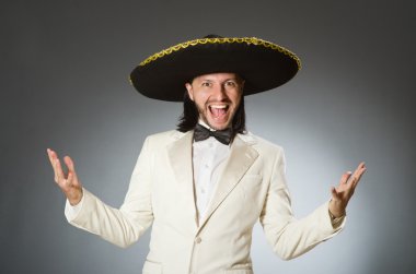 Şapka takan kişi komik bir konsept.