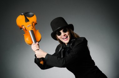 Müzik konsepti içinde klasik Keman çalmaya kadın