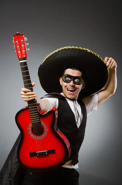 Personne portant un chapeau sombrero dans un concept drôle — Photo