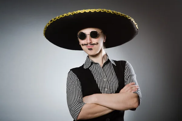 Personne portant un chapeau sombrero dans un concept drôle — Photo