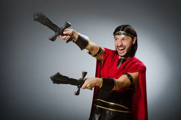 Rzymski wojownik z mieczem na szarym tle — Zdjęcie stockowe