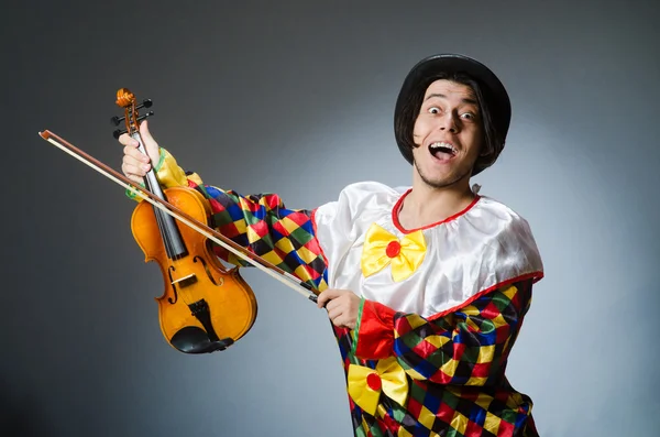 Legrační klaun houslista v hudební pojetí — Stock fotografie