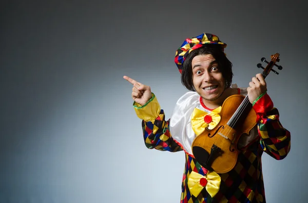 Buffo suonatore di violino clown nel concetto musicale — Foto Stock