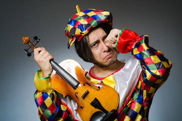 Grappige viool clown speler in muzikaal concept — Stockfoto