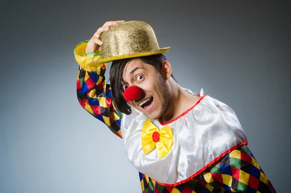 Grappige clown tegen donkere achtergrond — Stockfoto