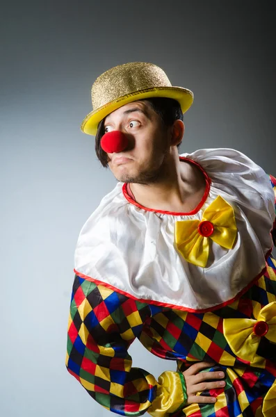 Grappige clown tegen donkere achtergrond — Stockfoto