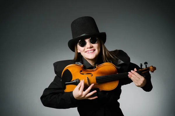 Mujer tocando violín clásico en concepto de música —  Fotos de Stock