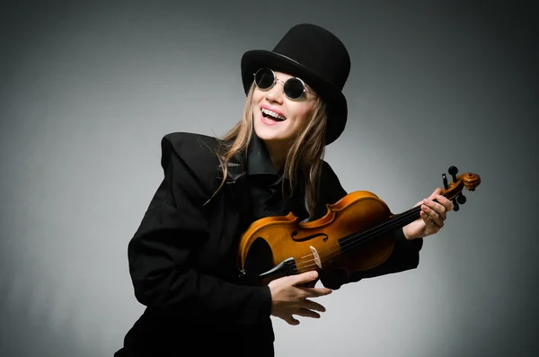 Žena hrající klasické housle v hudební koncept — Stock fotografie