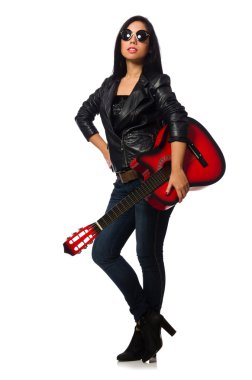 Beyaz tenli gitar çalan kadın
