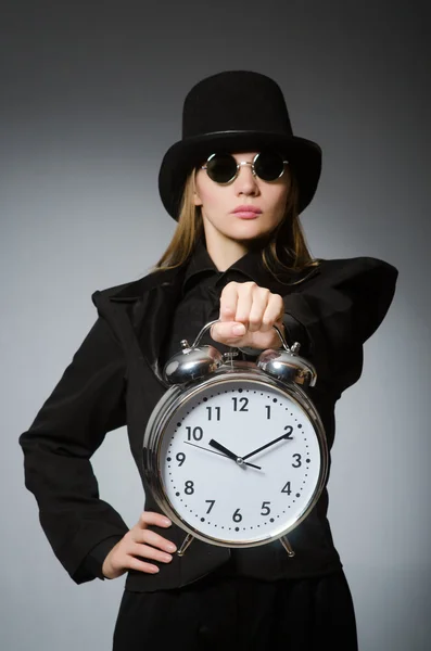 Mujer con reloj en concepto de negocio — Foto de Stock